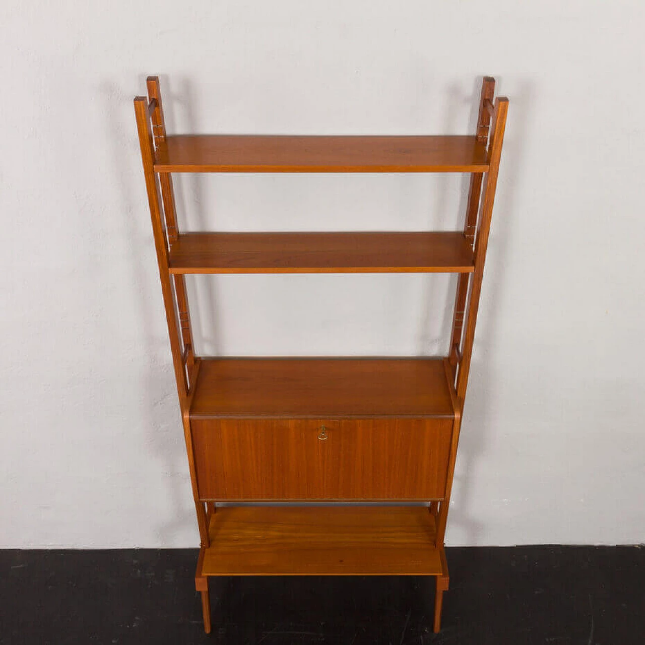 Libreria verticale scandinava in teak con scrivania a ribalta, anni '60 7