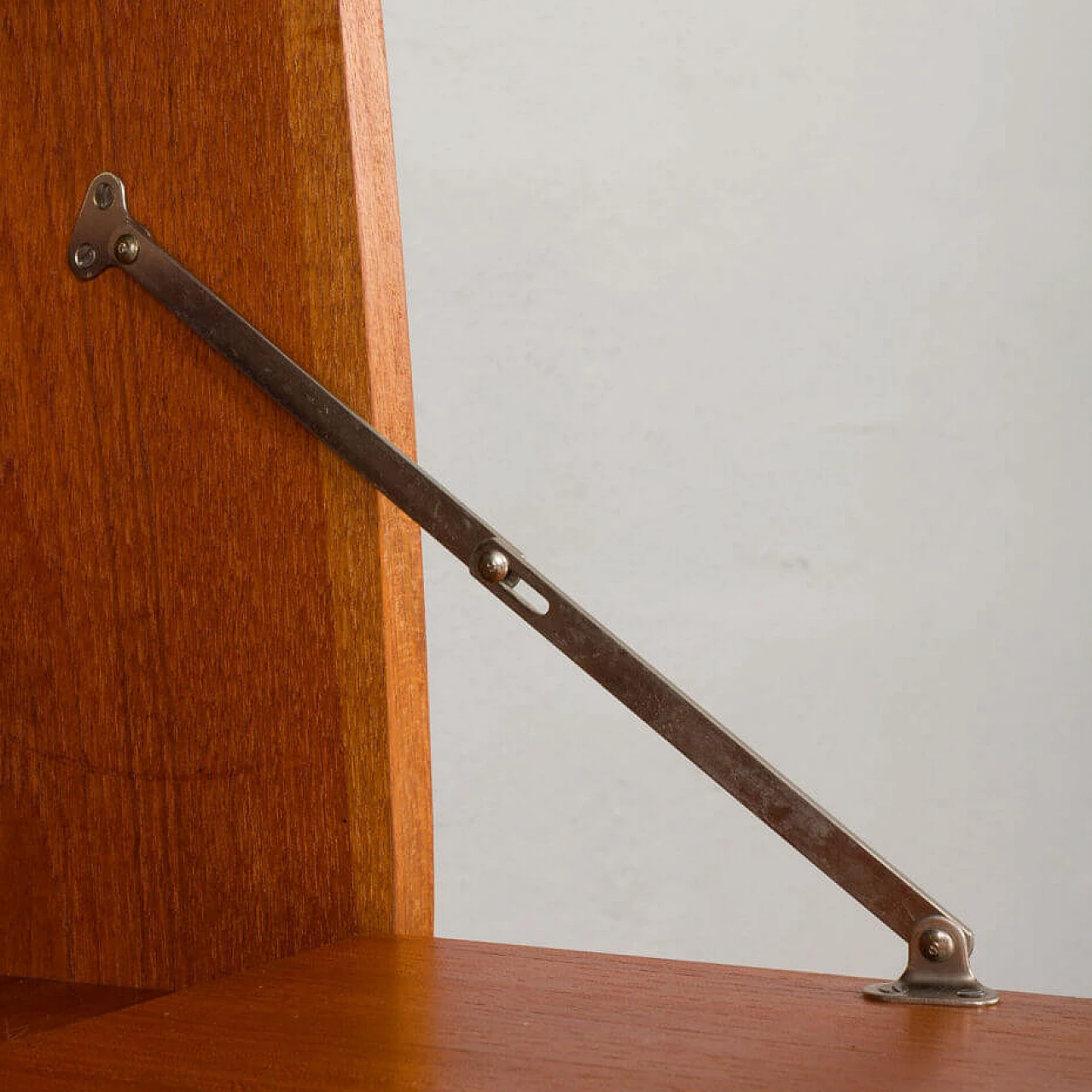 Libreria verticale scandinava in teak con scrivania a ribalta, anni '60 9