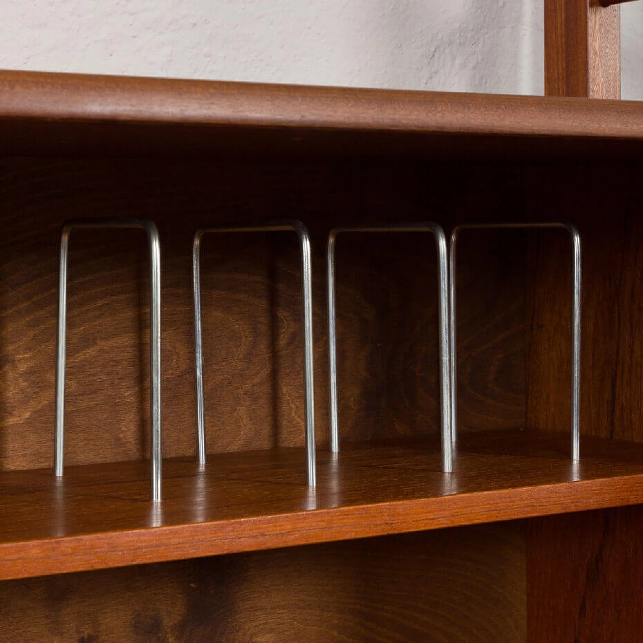 Libreria verticale scandinava in teak con scrivania a ribalta, anni '60 10