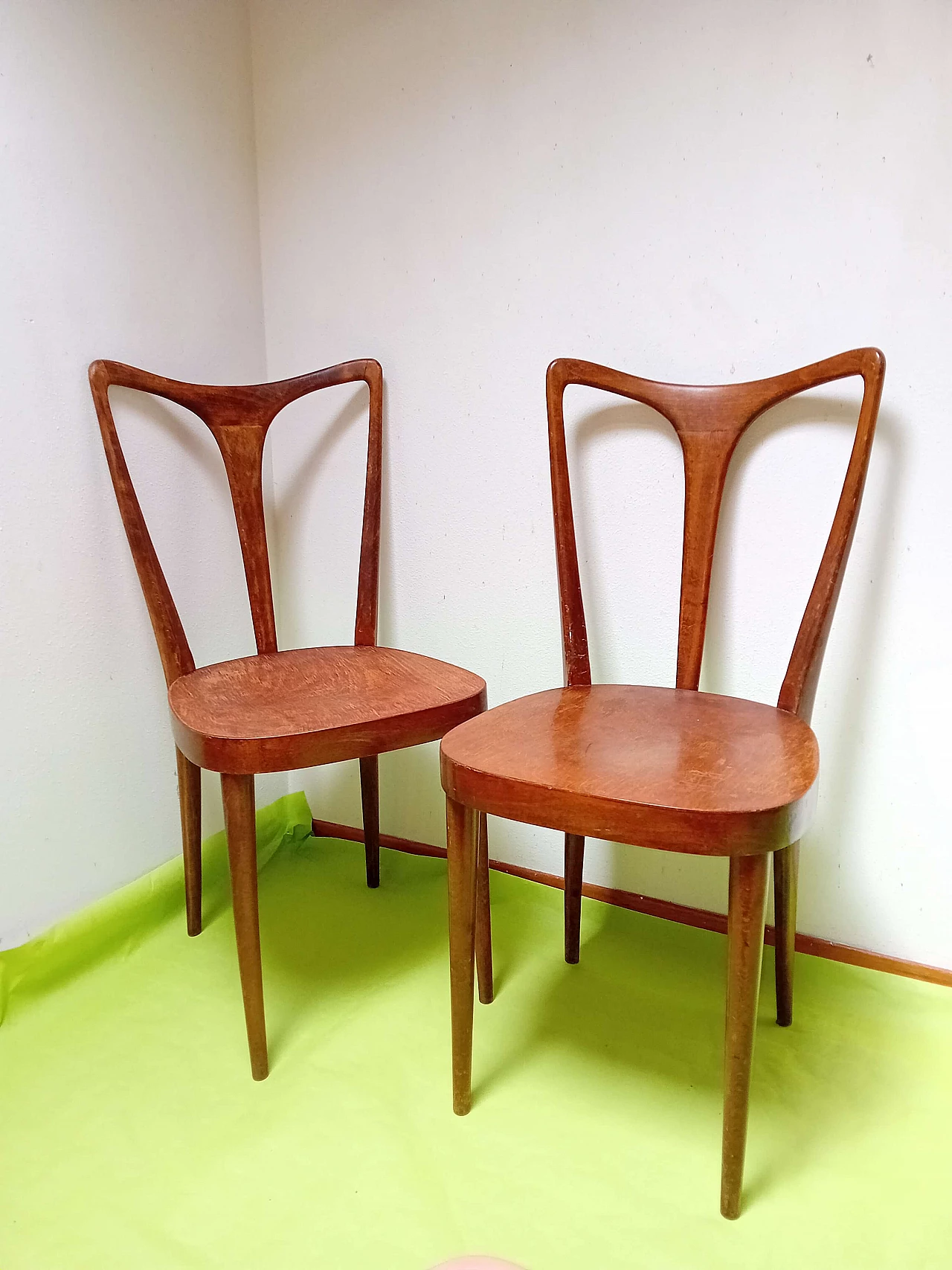Coppia di sedie in legno nello stile di Guglielmo Ulrich, anni '40 1