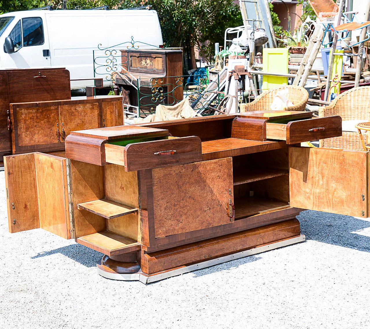 Credenza Art Deco impiallacciata in radica di betulla e noce con specchio di Osvaldo Borsari, anni '20 2