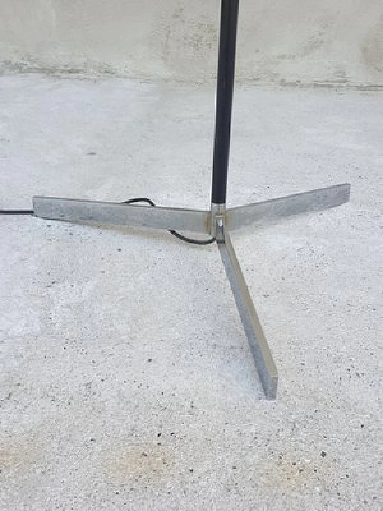 Lampada da terra in metallo con paralume in juta, anni '60 5