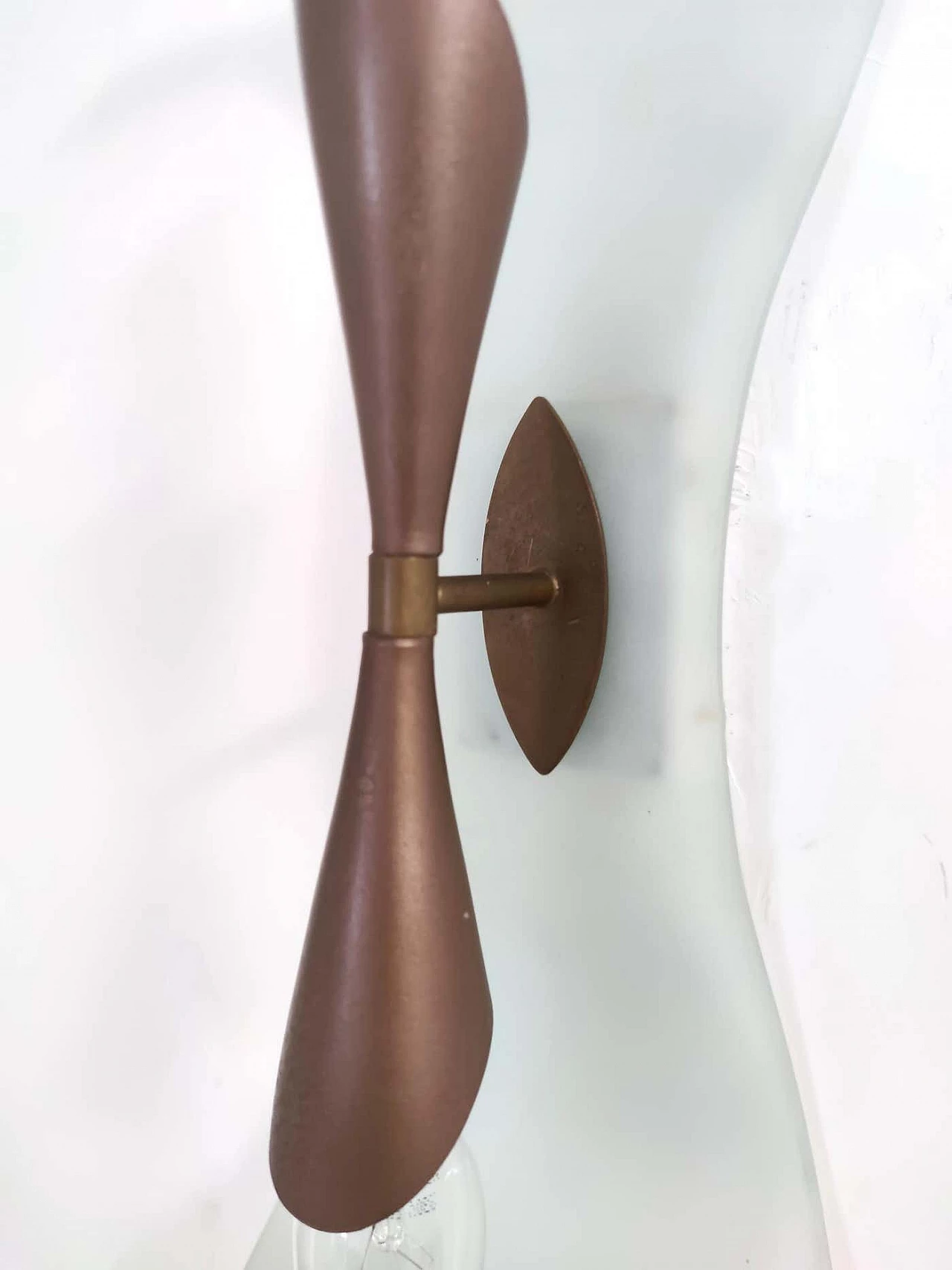 Applique in ottone e vetro acidato e curvato attribuibile a Fontana Arte, anni '60 5