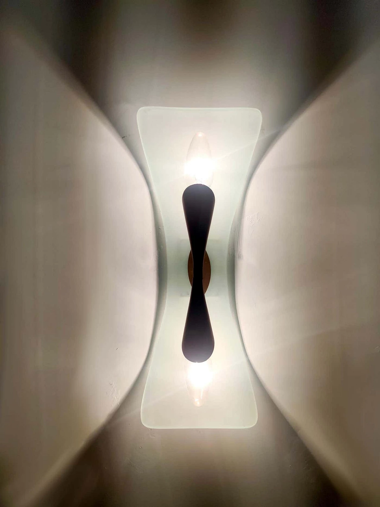 Applique in ottone e vetro acidato e curvato attribuibile a Fontana Arte, anni '60 8