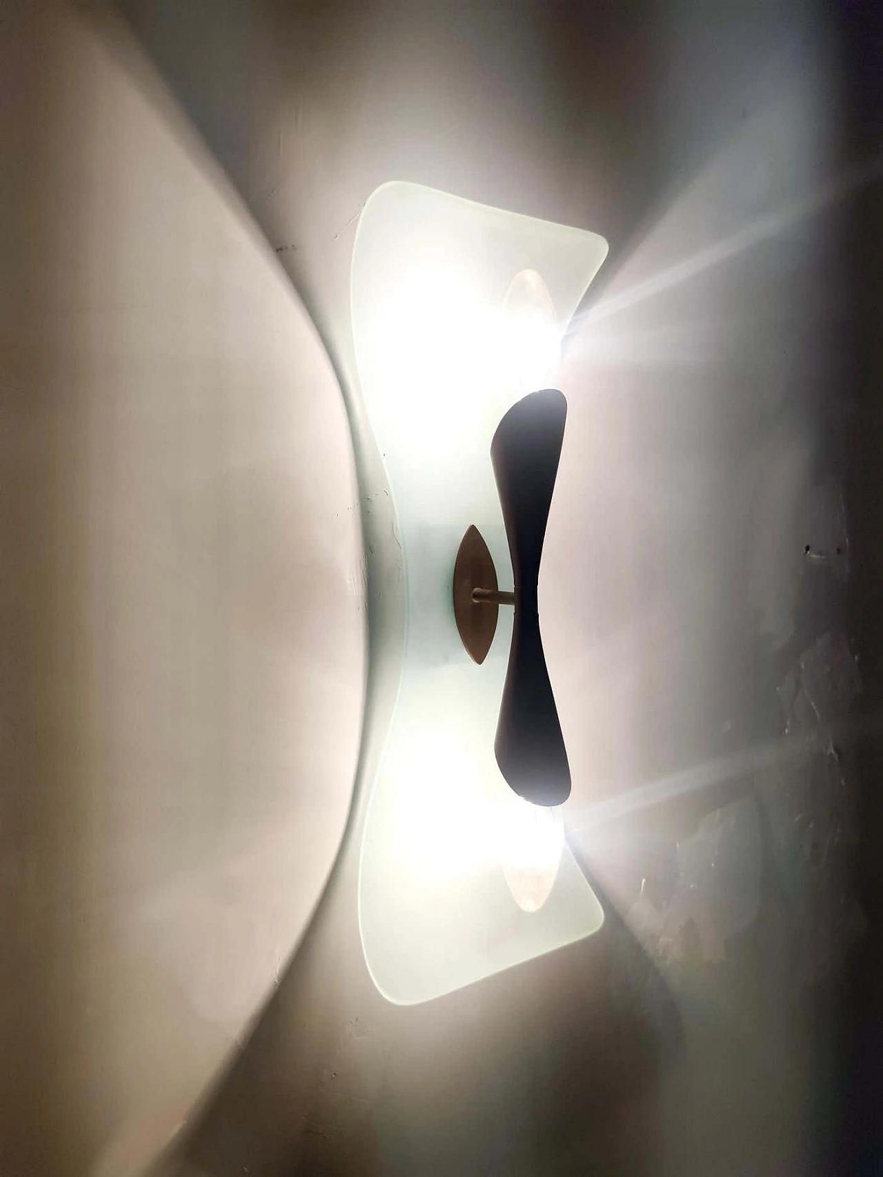 Applique in ottone e vetro acidato e curvato attribuibile a Fontana Arte, anni '60 9