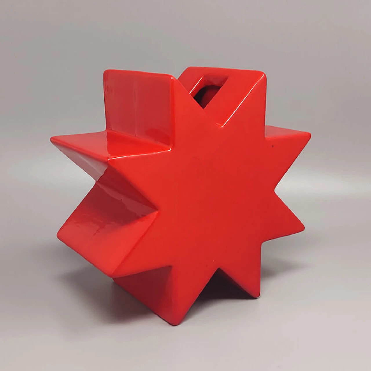 Vaso Hsing in ceramica smaltata rossa di Ettore Sottsass per Alessio Sarri, anni '80 2