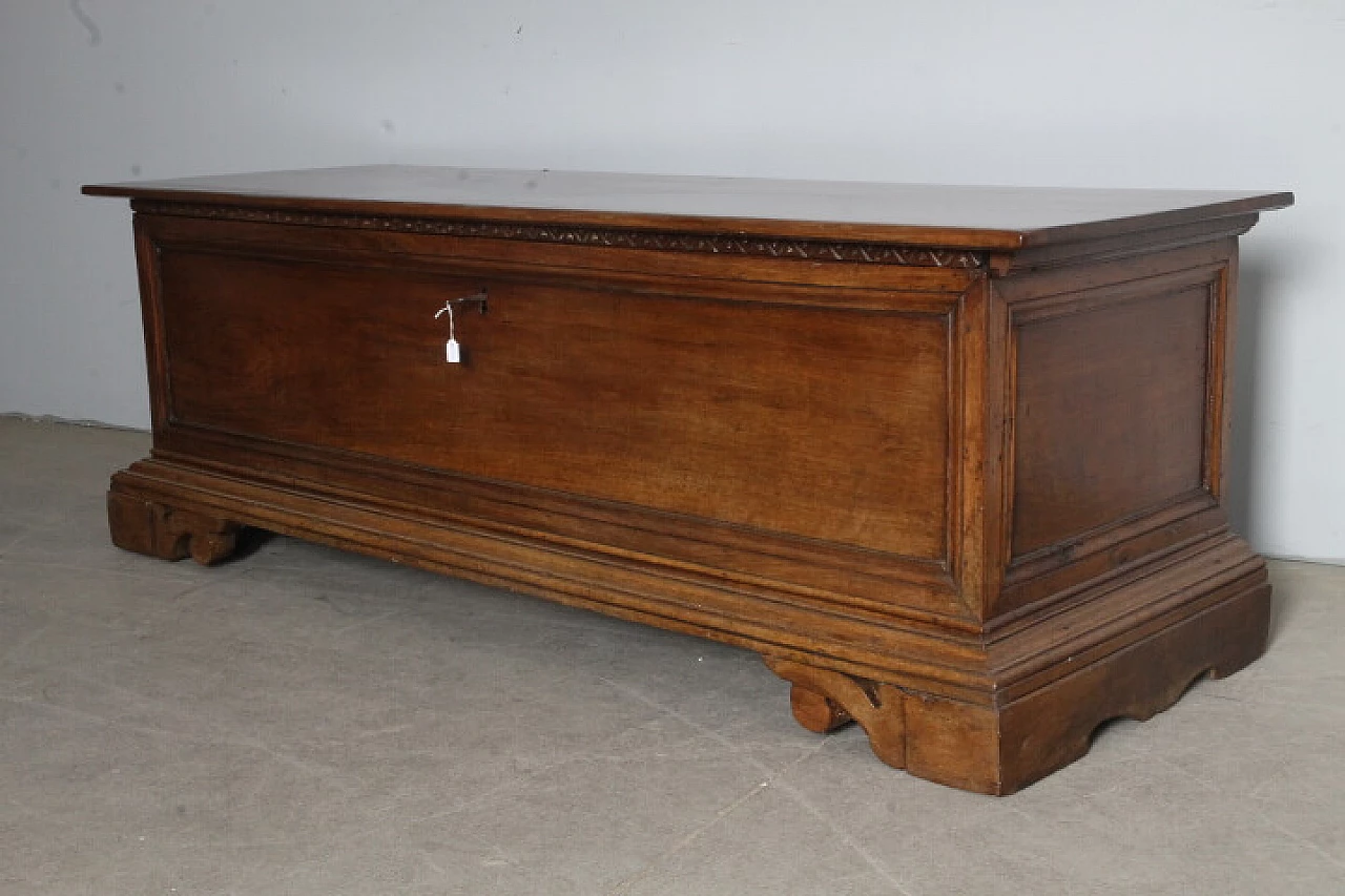 Cassapanca in noce, fine '600 1