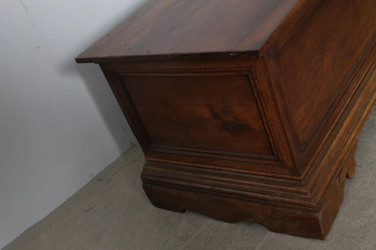 Cassapanca in noce, fine '600 17