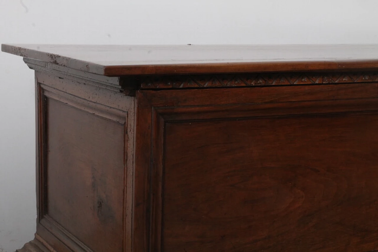 Cassapanca in noce, fine '600 18