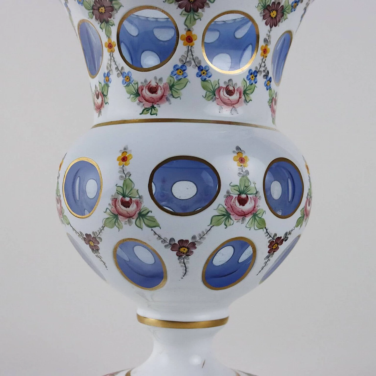 Vaso in cristallo di Boemia con decori policromi e dorati 5