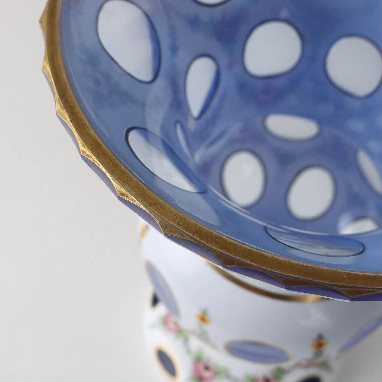 Vaso in cristallo di Boemia con decori policromi e dorati 7