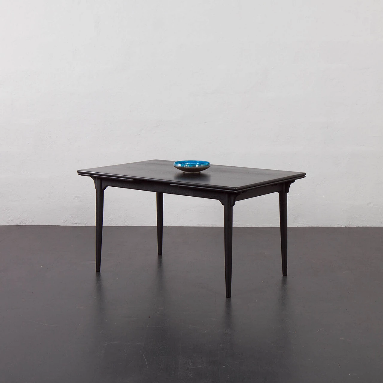 Danish extending table in teak veneer and lacquered black, 1960s 1