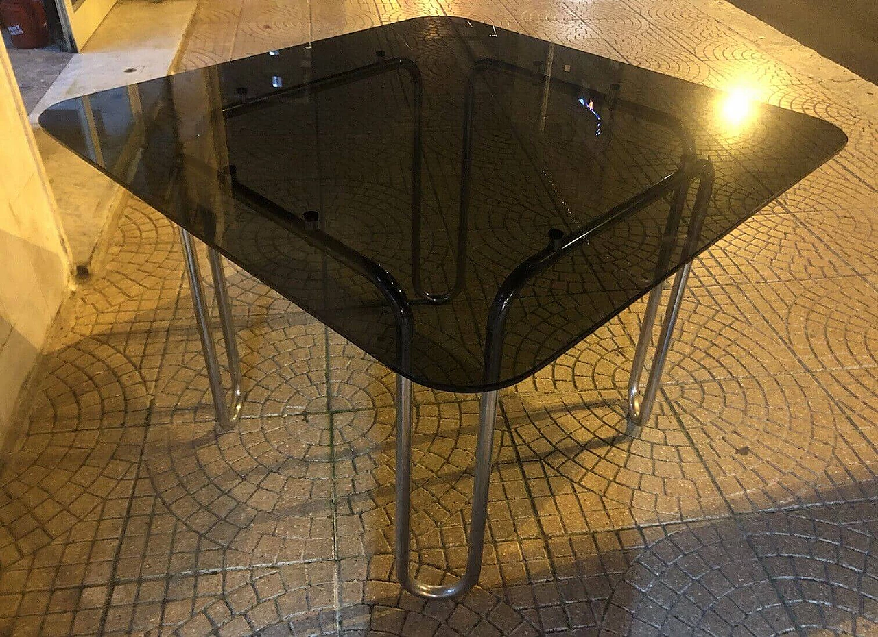 Tavolo in acciaio cromato con piano in cristallo fumè, anni '60 3