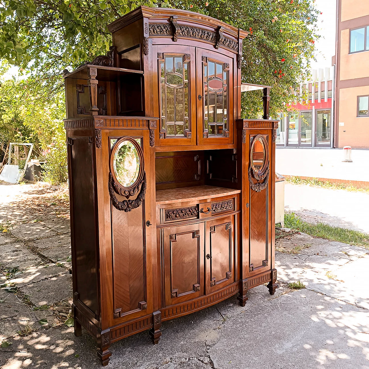 Credenza Liberty impiallacciata in mogano con vetrina, anni '20 1