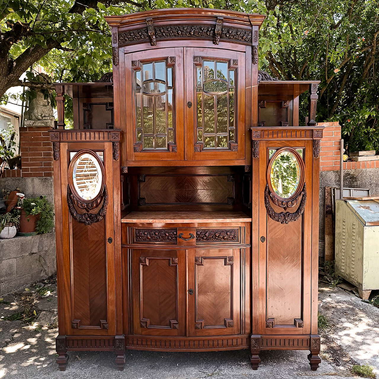 Credenza Liberty impiallacciata in mogano con vetrina, anni '20 8