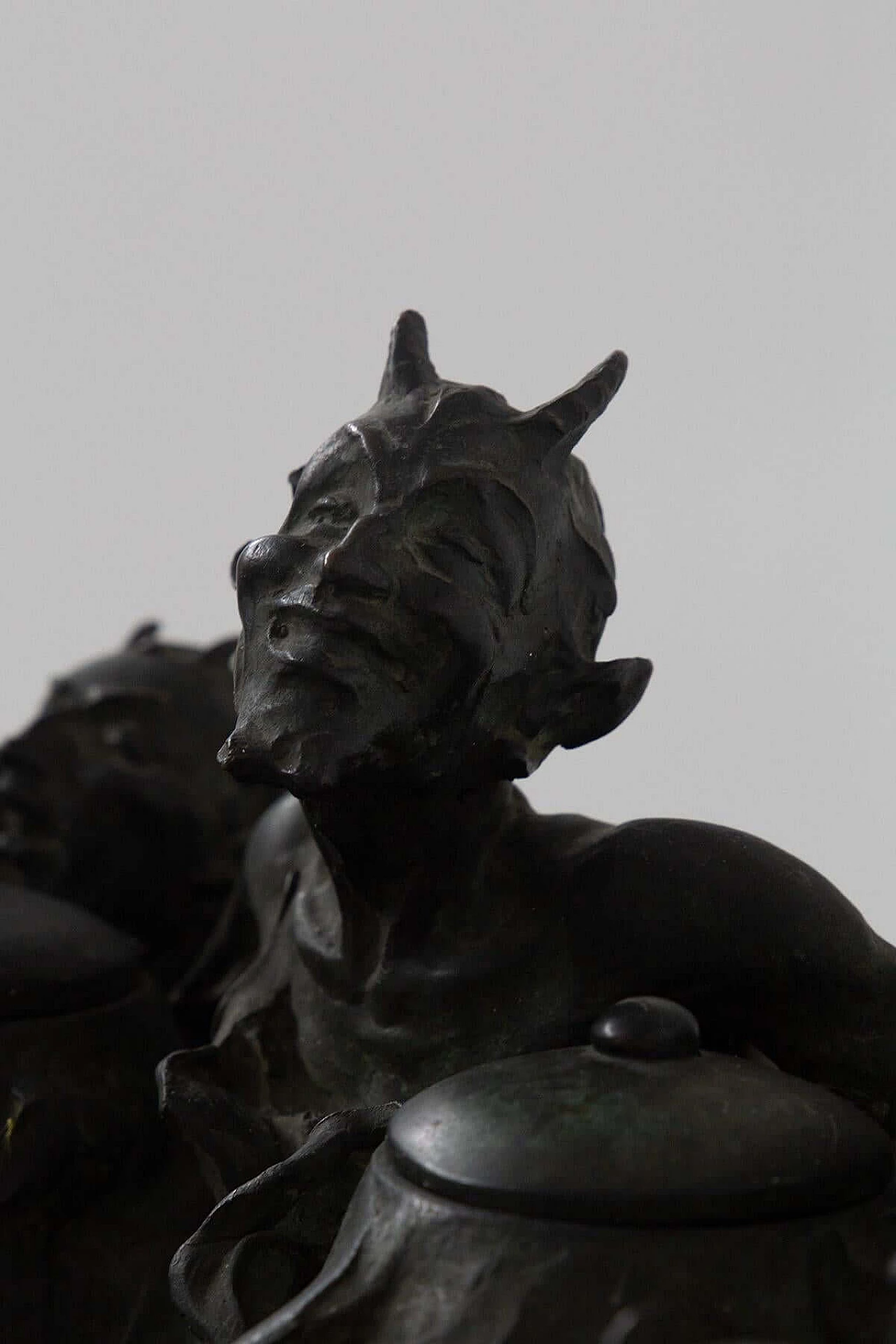 Calamaio con titolo ALL DAVIL in bronzo, anni '20 1