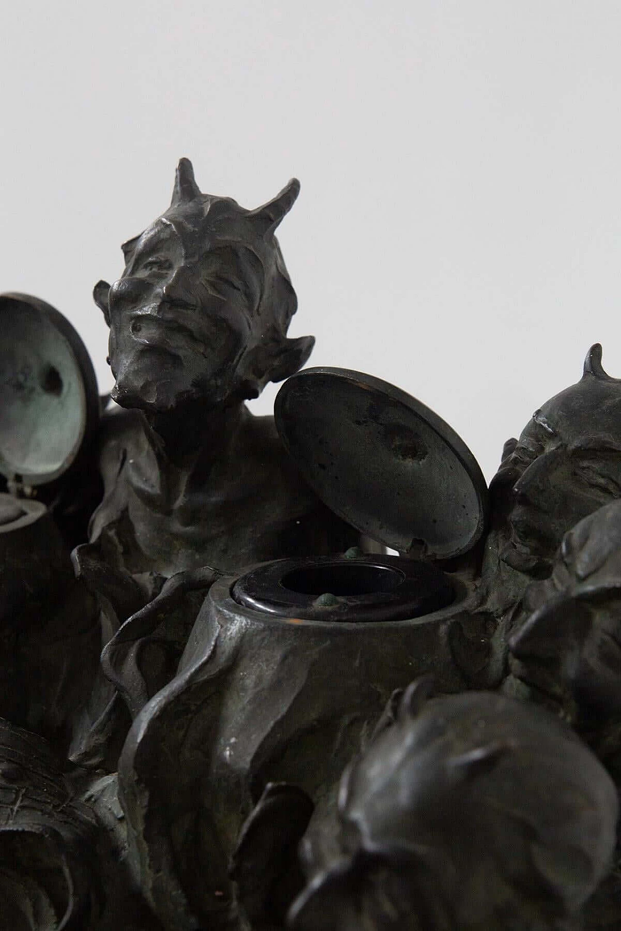 Calamaio con titolo ALL DAVIL in bronzo, anni '20 6