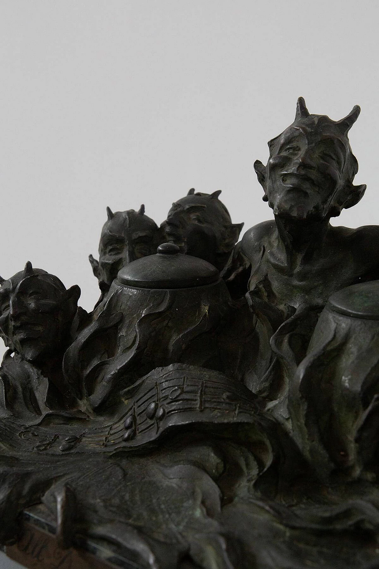 Calamaio con titolo ALL DAVIL in bronzo, anni '20 9