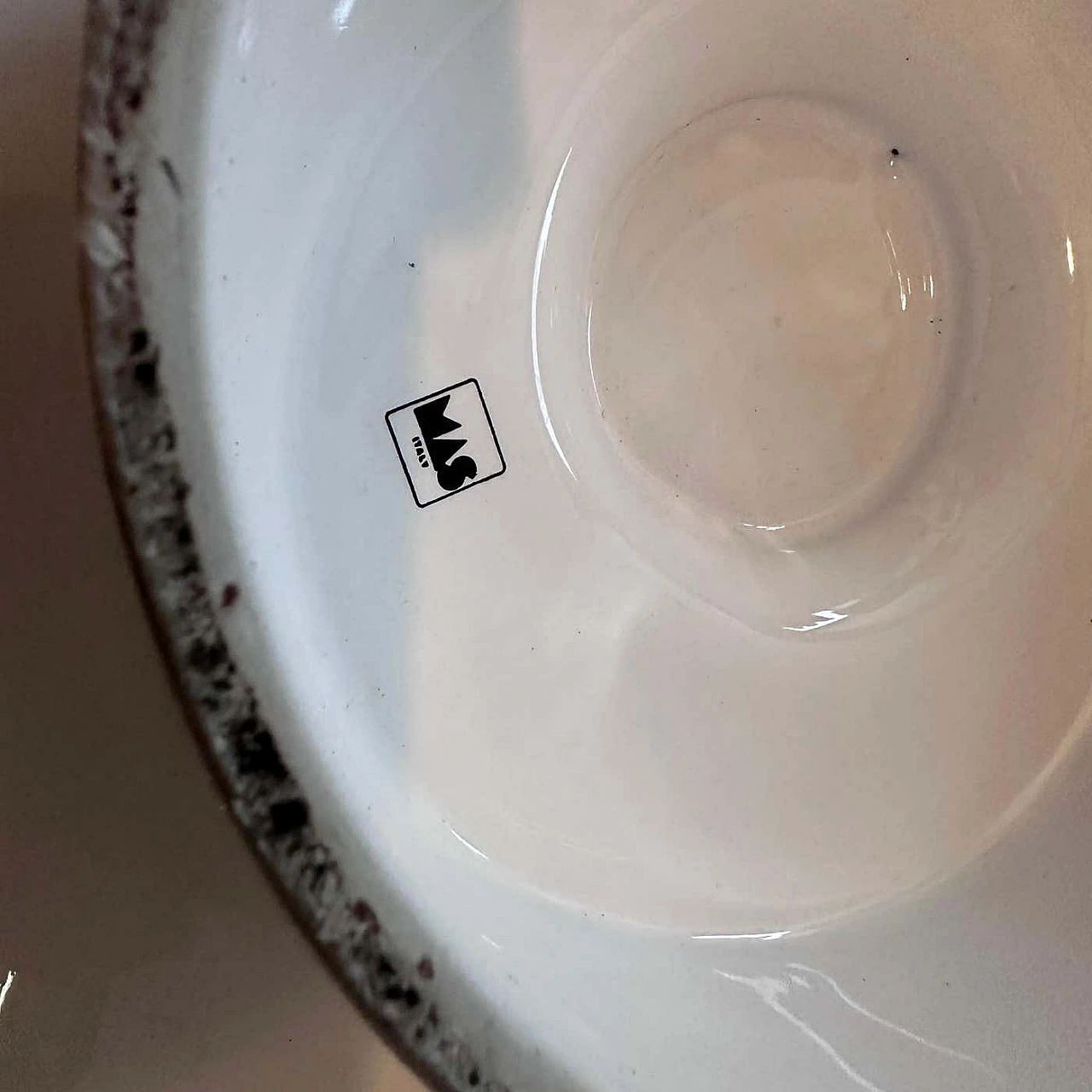 Memphis-style white, red and black ceramic centrepiece by Mas, 1980s 4