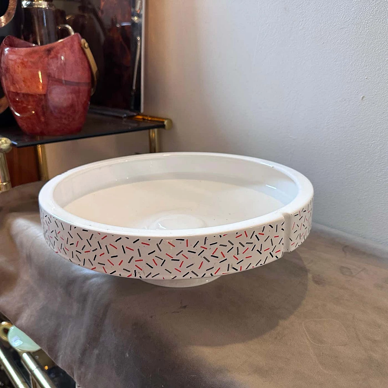 Memphis-style white, red and black ceramic centrepiece by Mas, 1980s 5