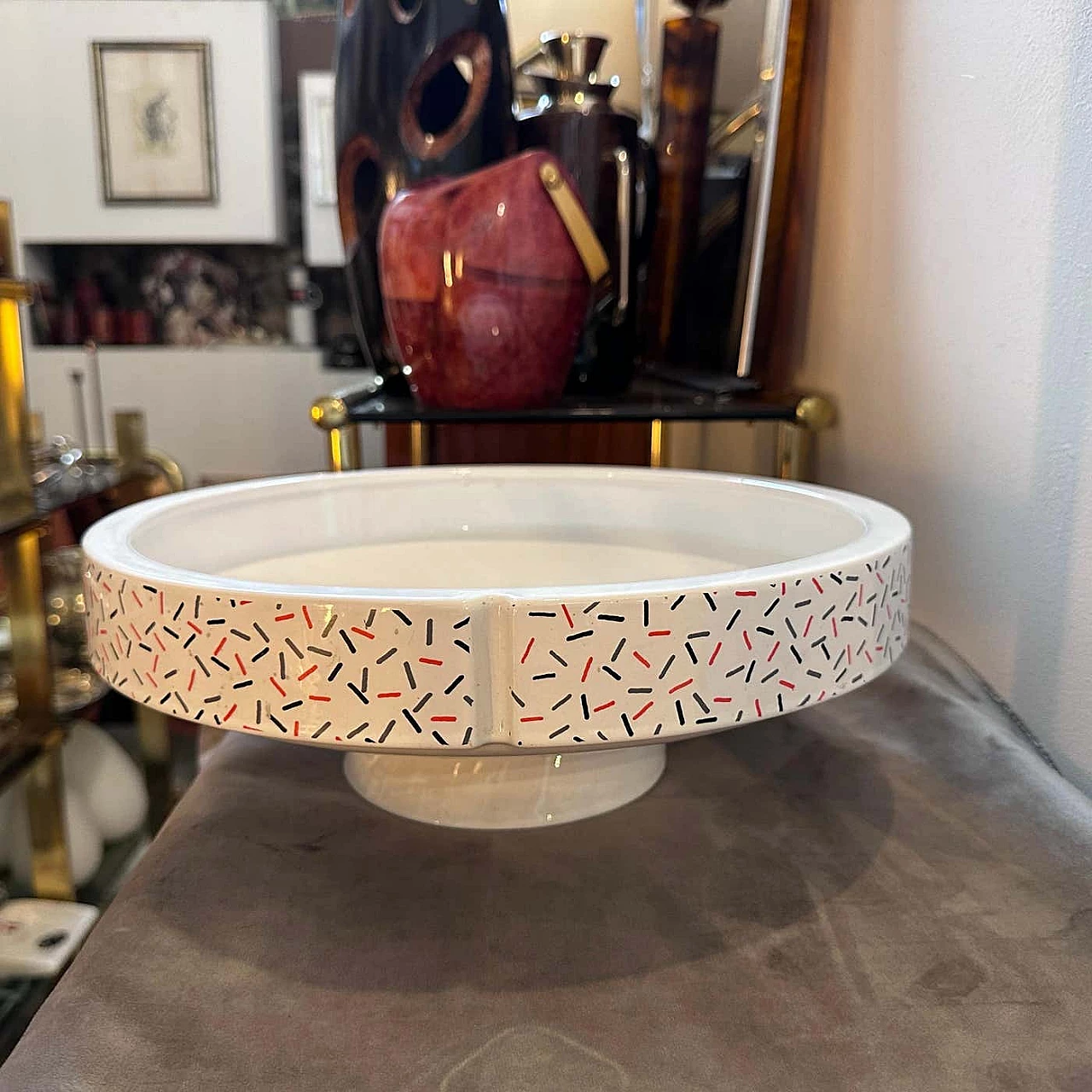 Memphis-style white, red and black ceramic centrepiece by Mas, 1980s 7