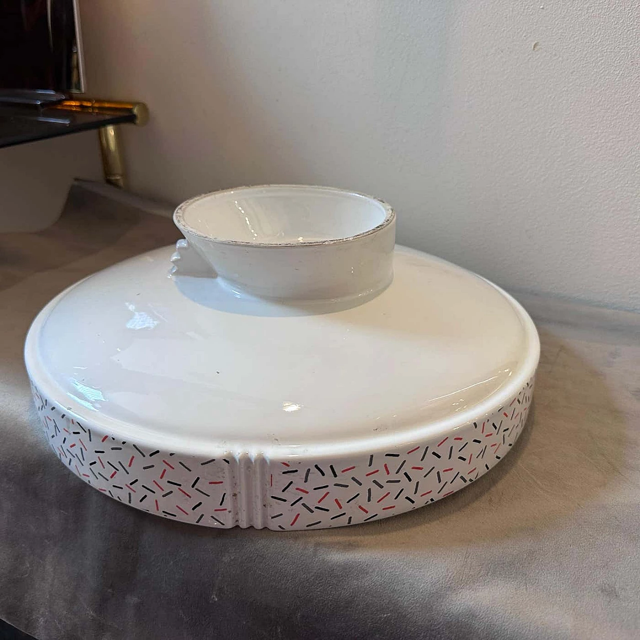 Memphis-style white, red and black ceramic centrepiece by Mas, 1980s 9