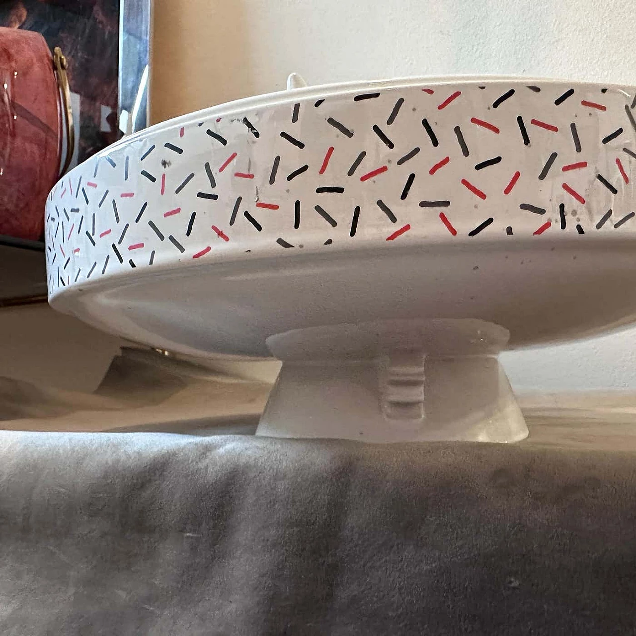 Memphis-style white, red and black ceramic centrepiece by Mas, 1980s 11