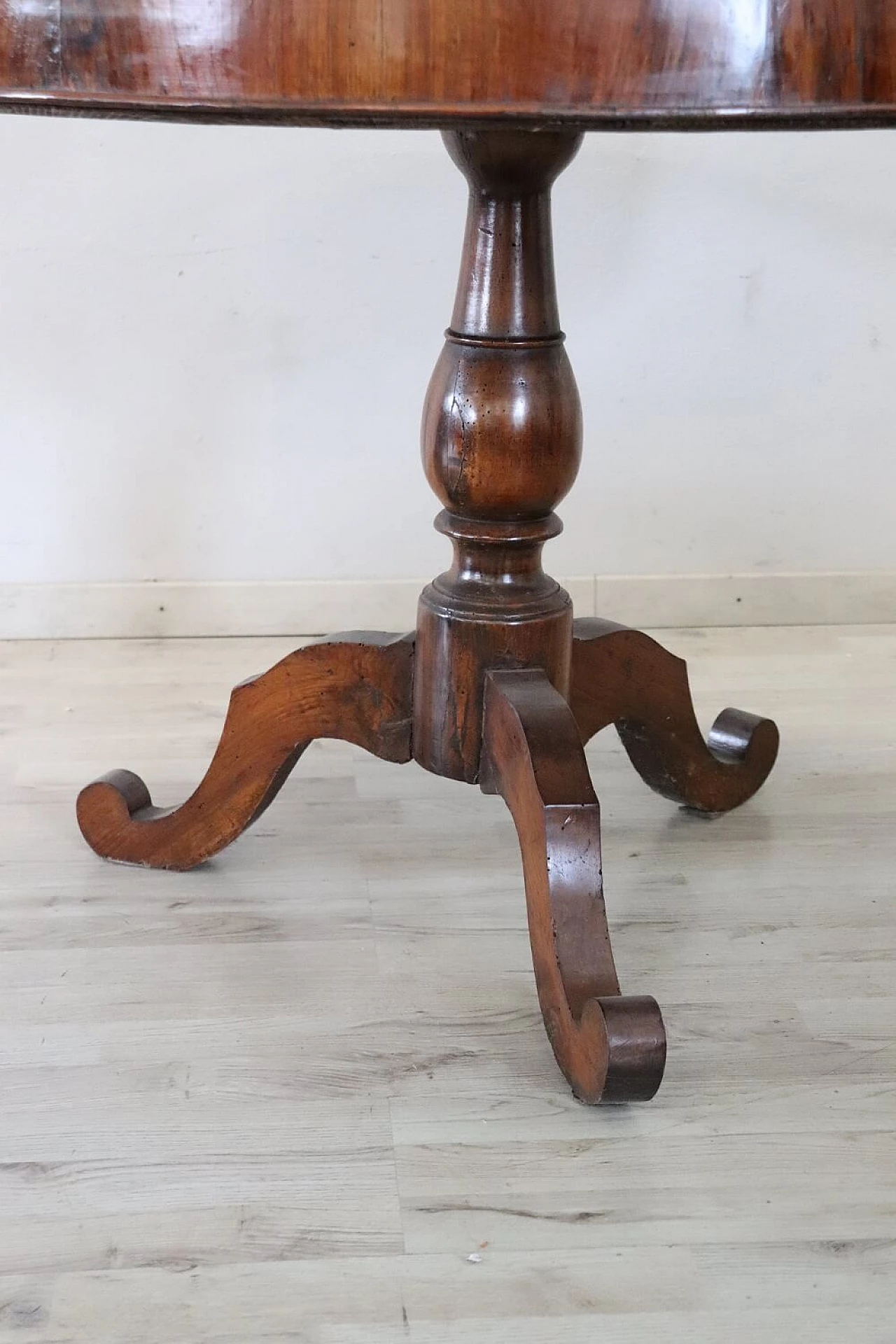 Tavolo antico rotondo in noce, epoca Luigi Filippo, metà '800 6