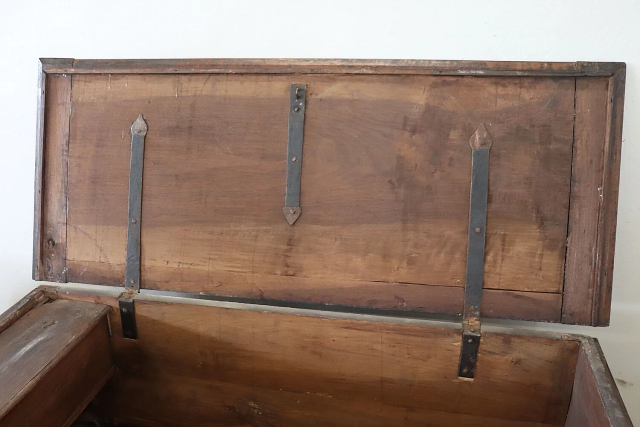Cassapanca antica in legno di noce massello, del '600 10