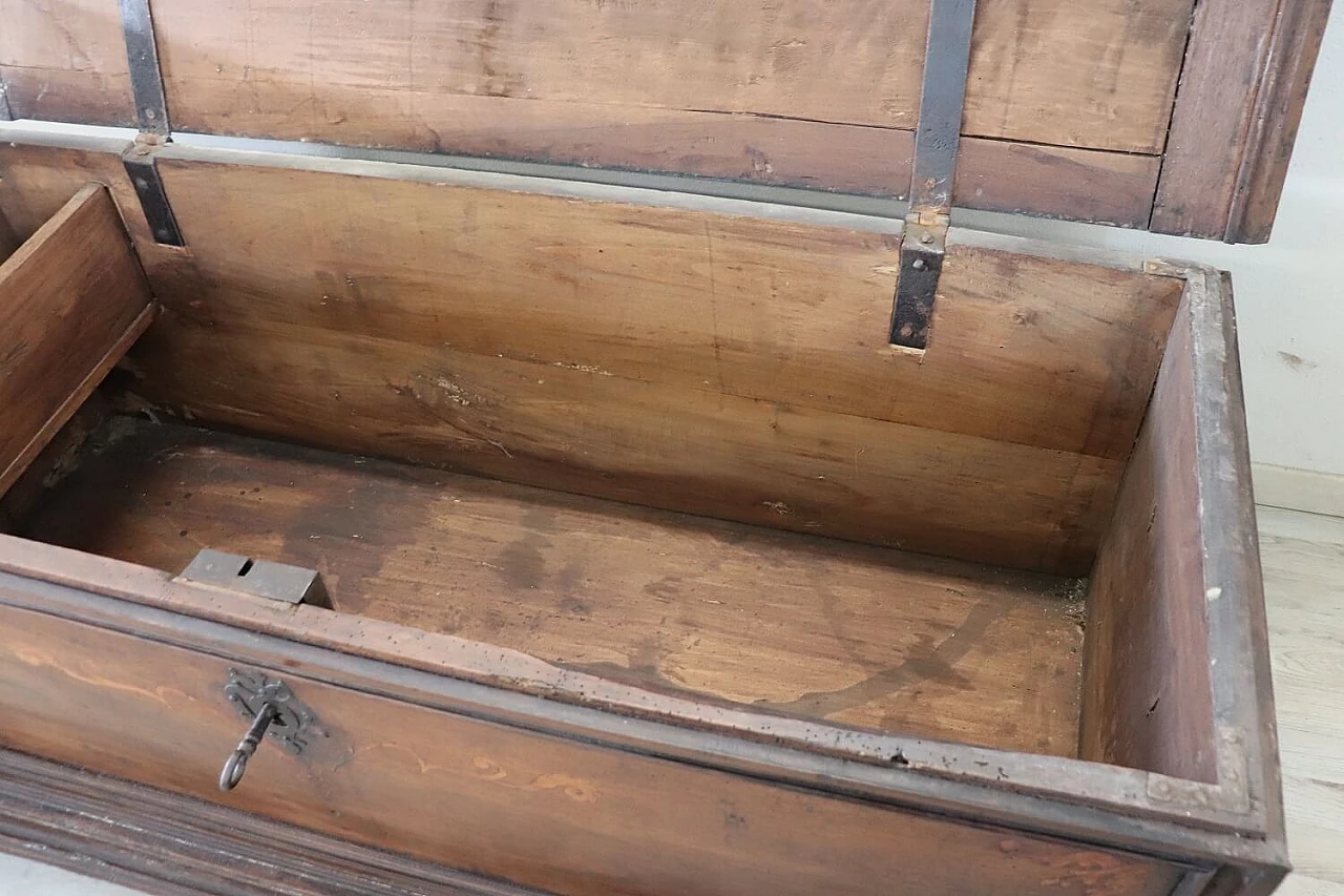 Cassapanca antica in legno di noce massello, del '600 13