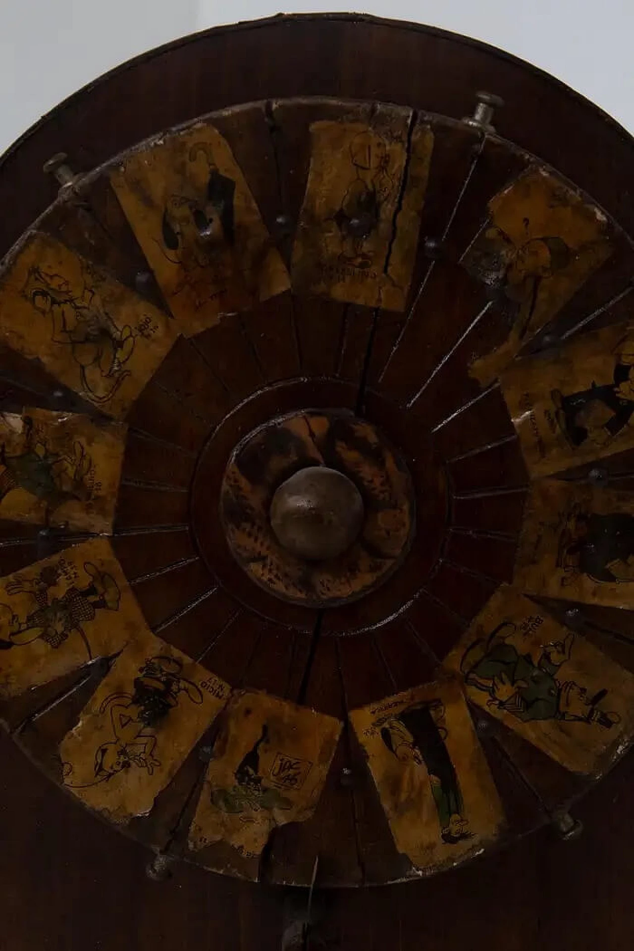 Ruota da roulette in legno con figure applicate, 1830 9