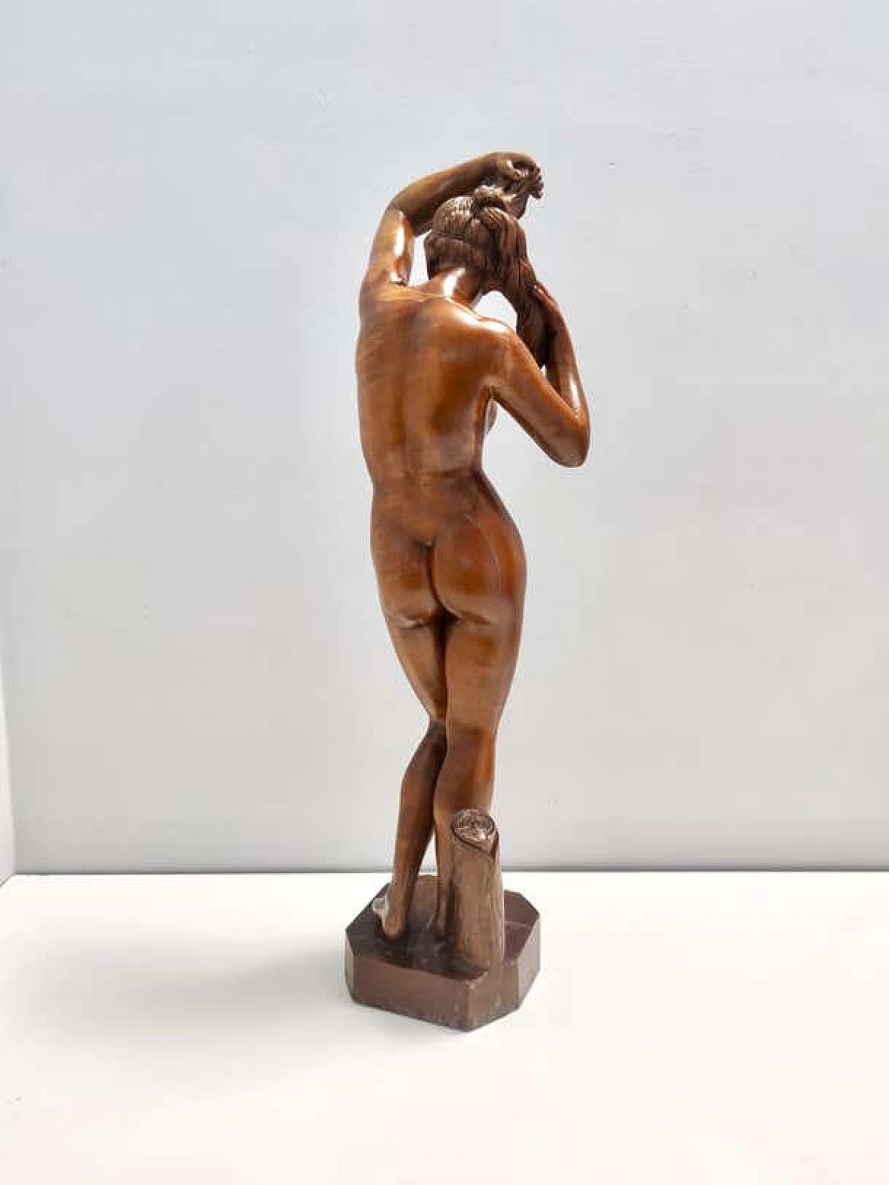 Nude sculpture of a woman in solid walnut, 1960s 11