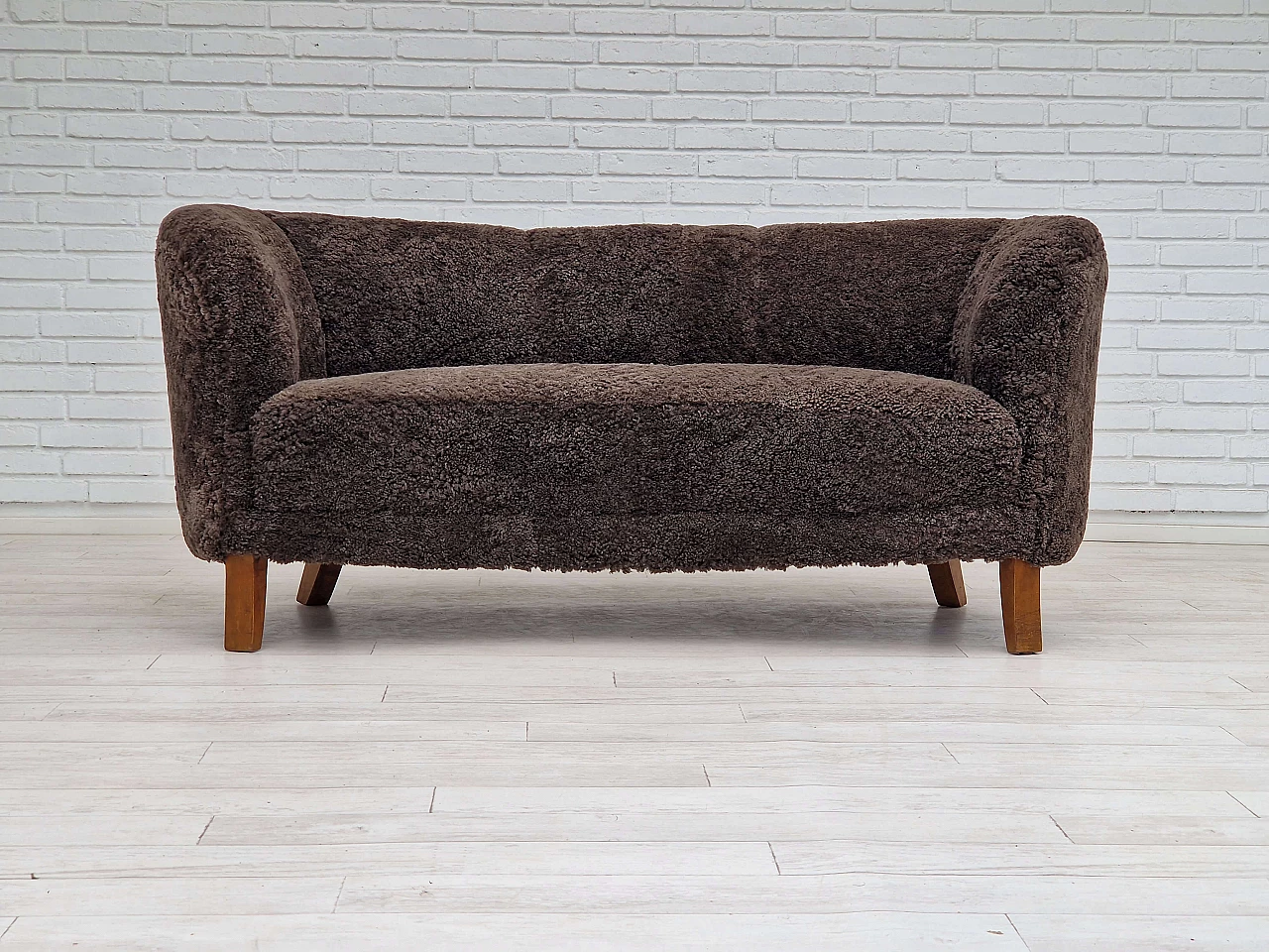 Divano danese a due posti in faggio tinto e pelle di pecora, anni '60 1