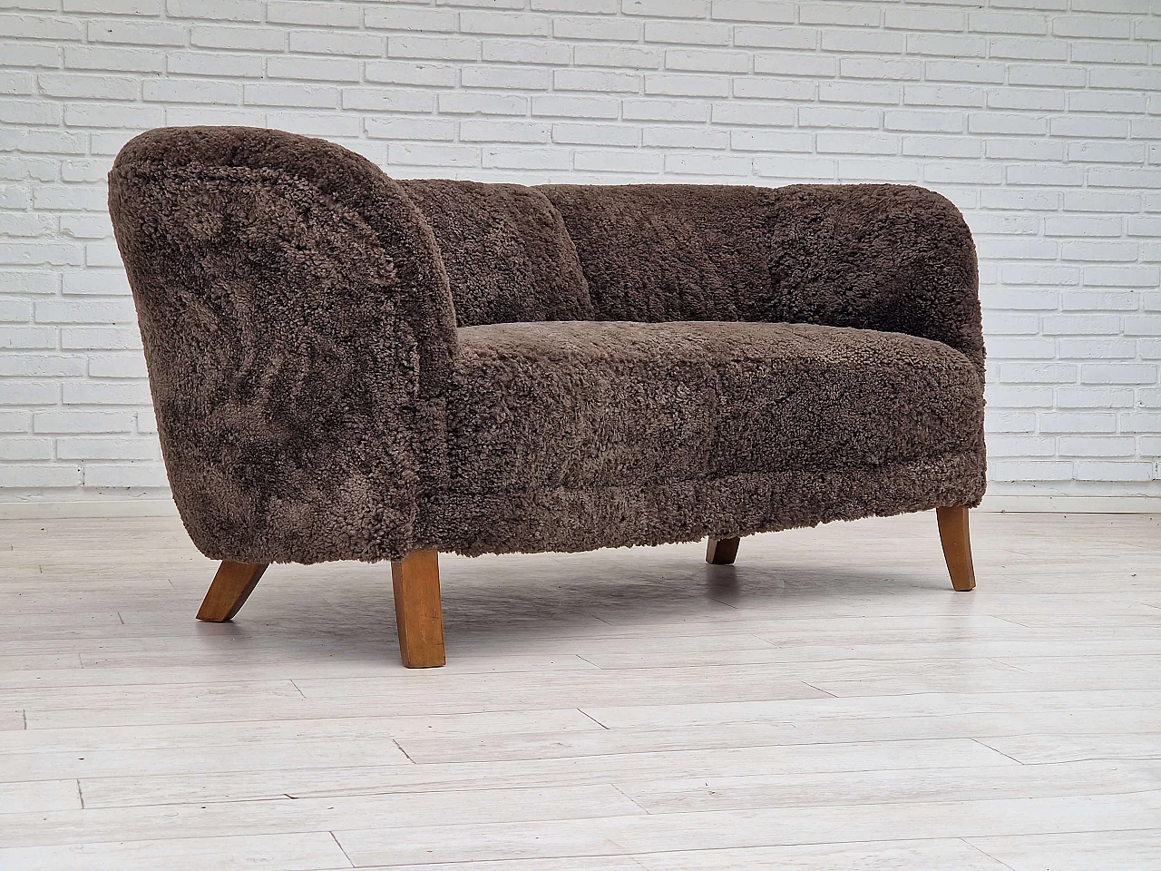 Divano danese a due posti in faggio tinto e pelle di pecora, anni '60 2