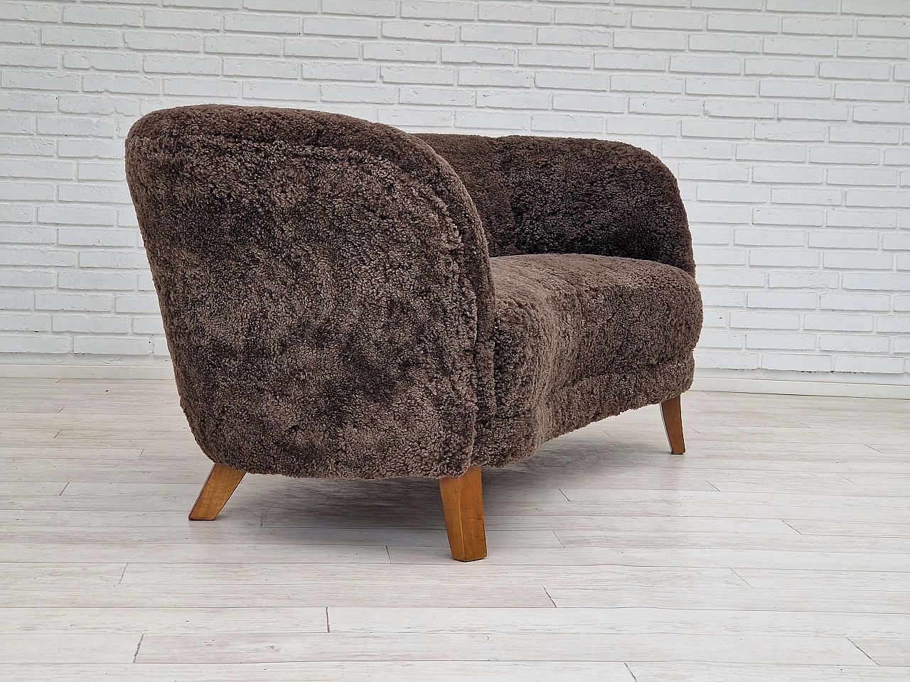 Divano danese a due posti in faggio tinto e pelle di pecora, anni '60 3