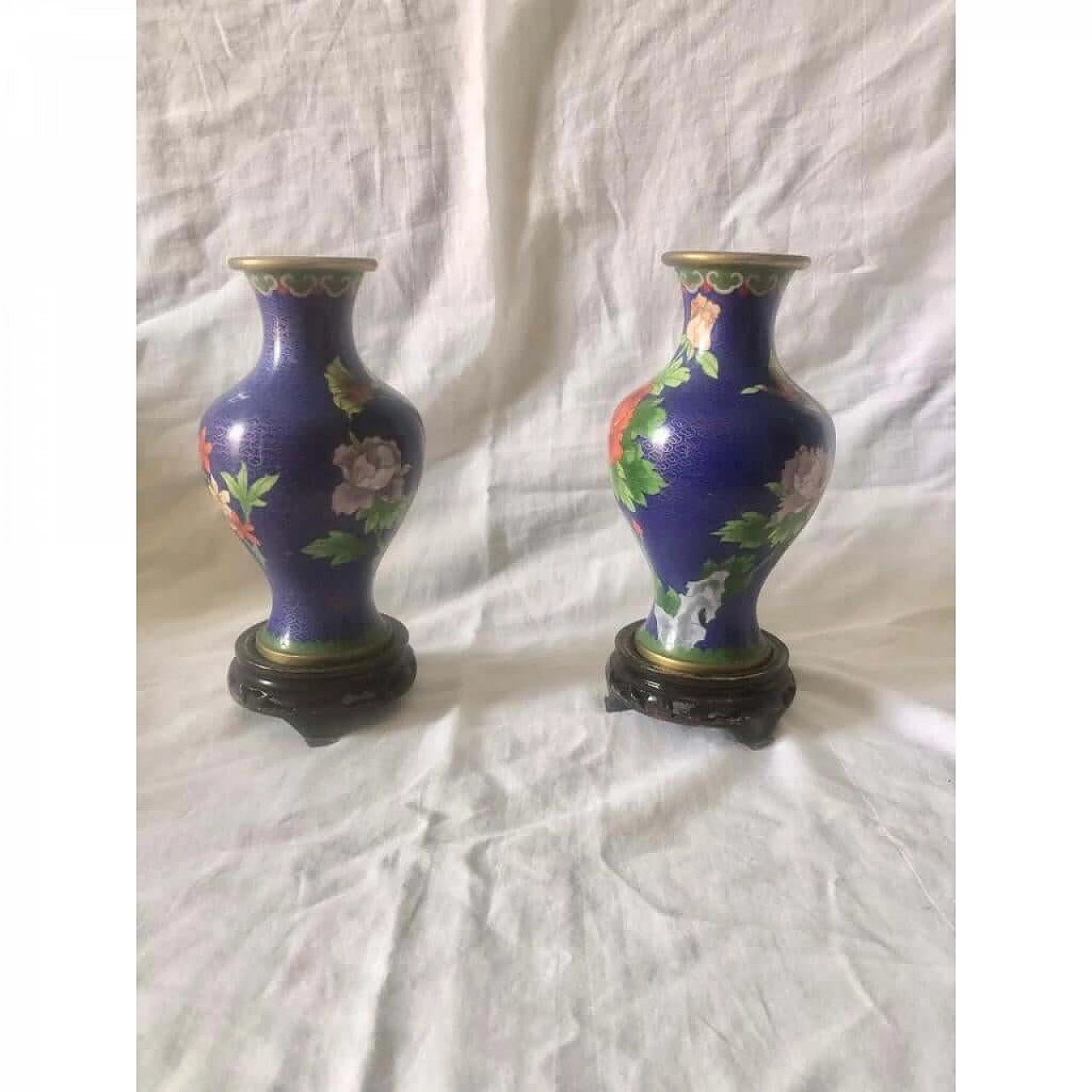 Pair of cloisonné vases with flowers and wooden bases, 1950s 4
