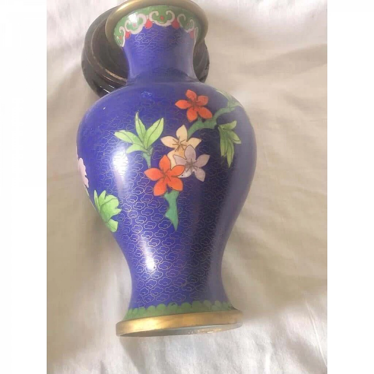 Coppia di vasi cloisonnè con fiori e basi in legno, anni '50 7