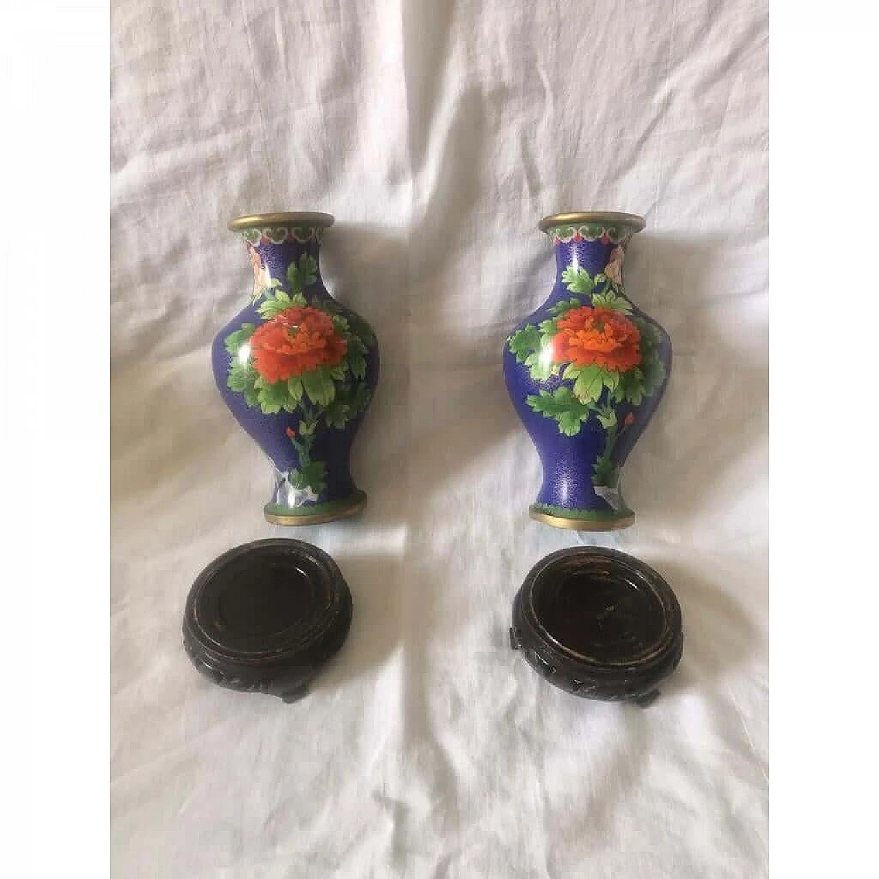 Coppia di vasi cloisonnè con fiori e basi in legno, anni '50 11