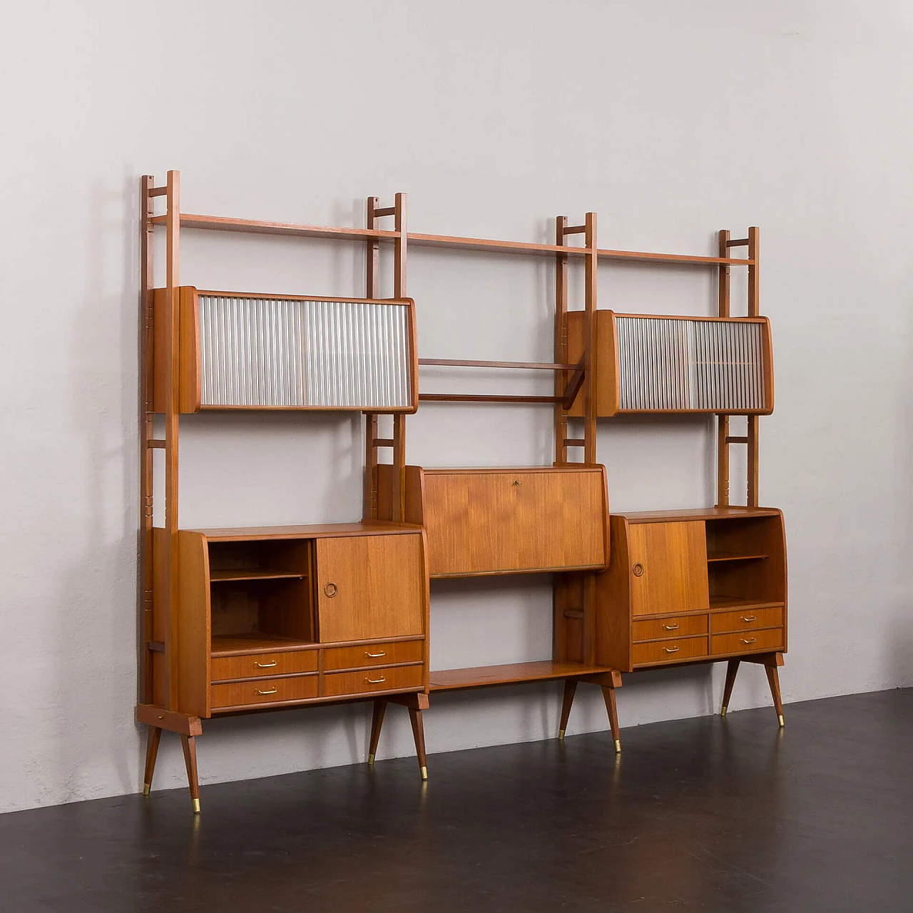 Libreria scandinava a tre campate in teak con scrivania e scaffali, anni '60 1