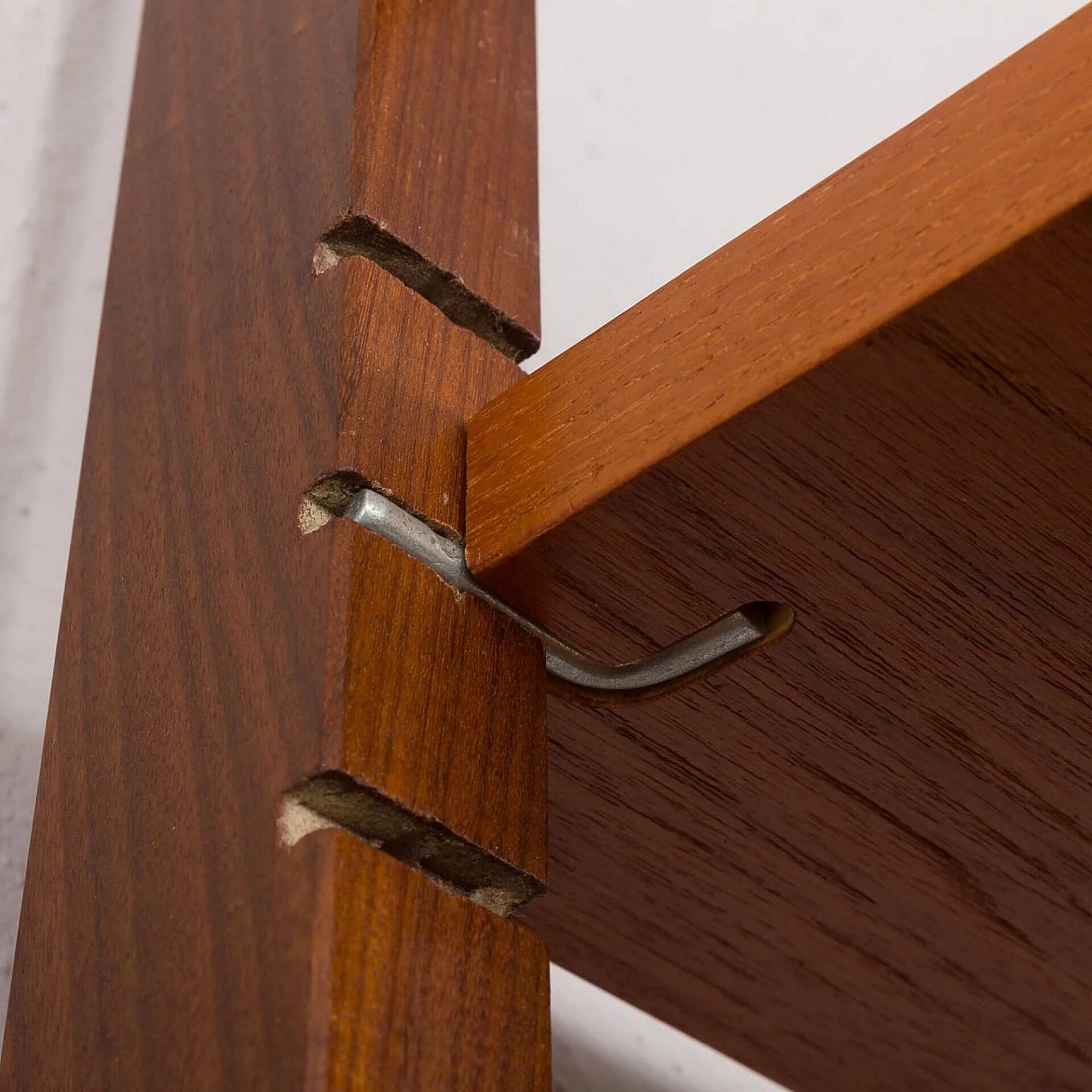 Libreria scandinava a tre campate in teak con scrivania e scaffali, anni '60 4