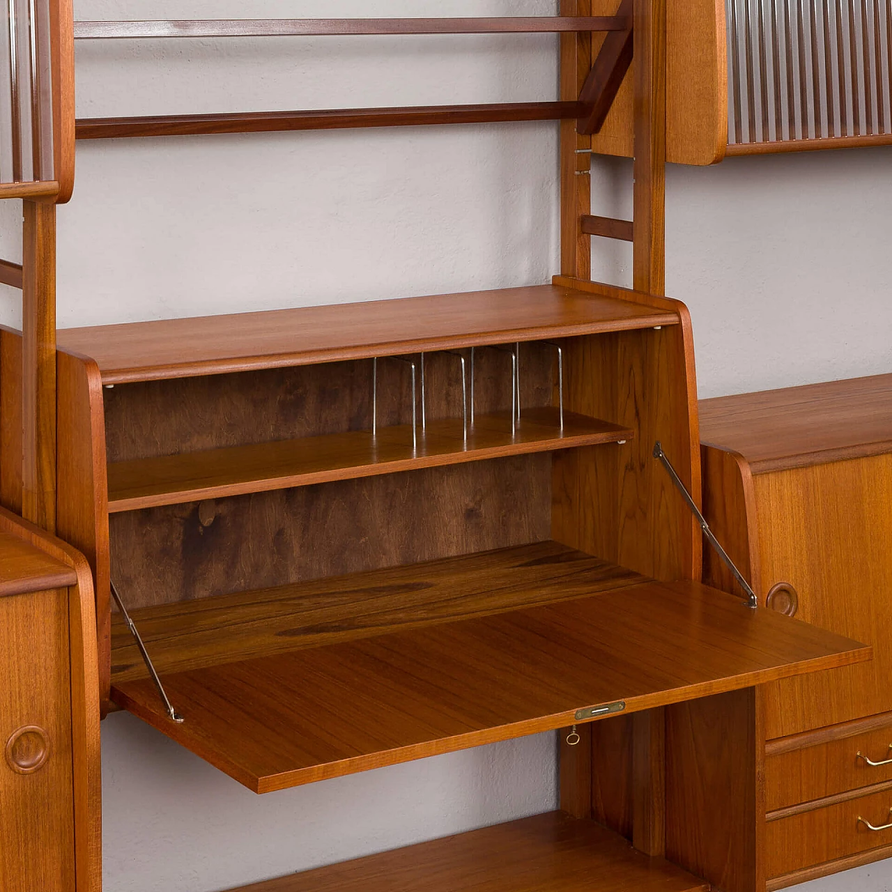 Libreria scandinava a tre campate in teak con scrivania e scaffali, anni '60 8