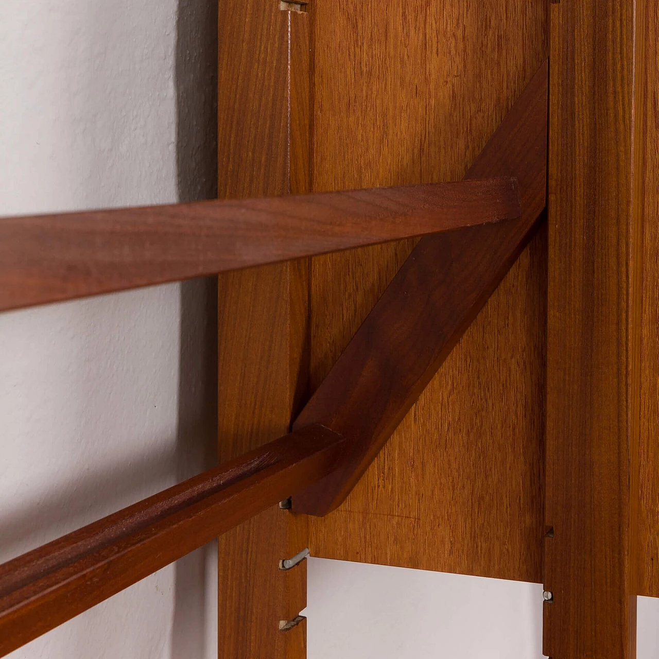 Libreria scandinava a tre campate in teak con scrivania e scaffali, anni '60 13