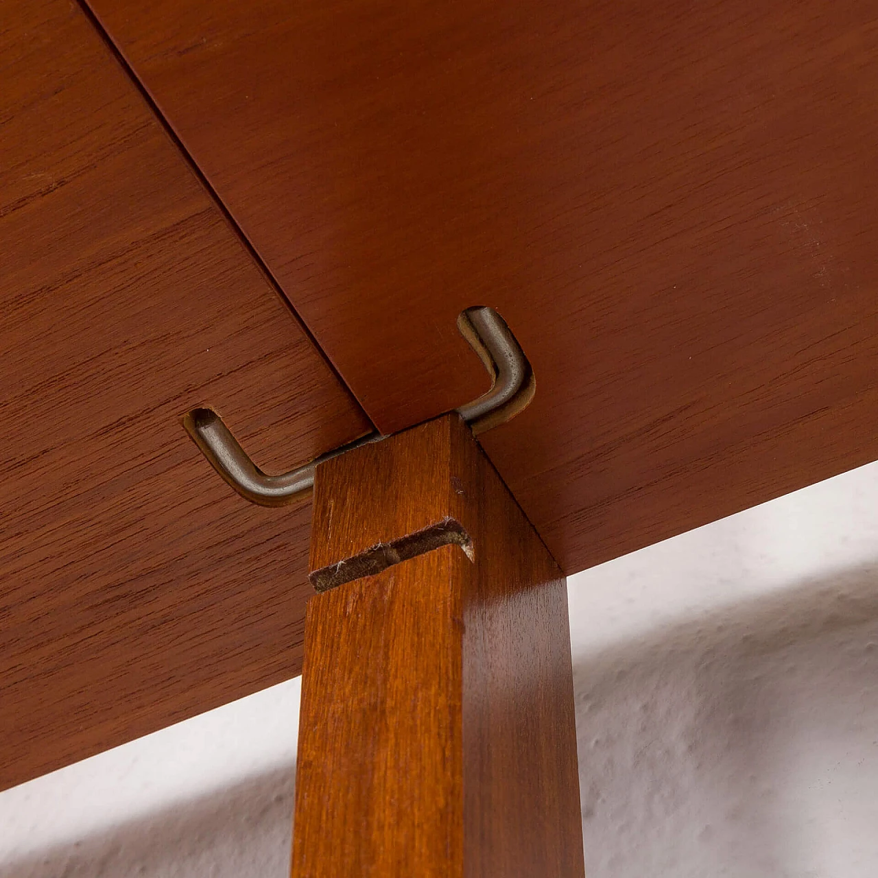 Libreria scandinava a tre campate in teak con scrivania e scaffali, anni '60 14