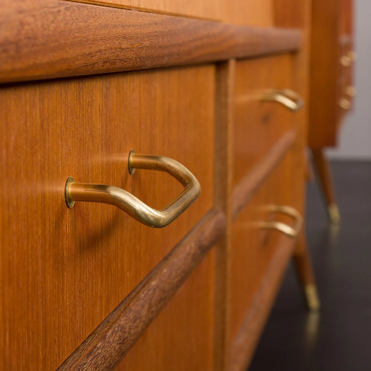 Libreria scandinava a tre campate in teak con scrivania e scaffali, anni '60 16