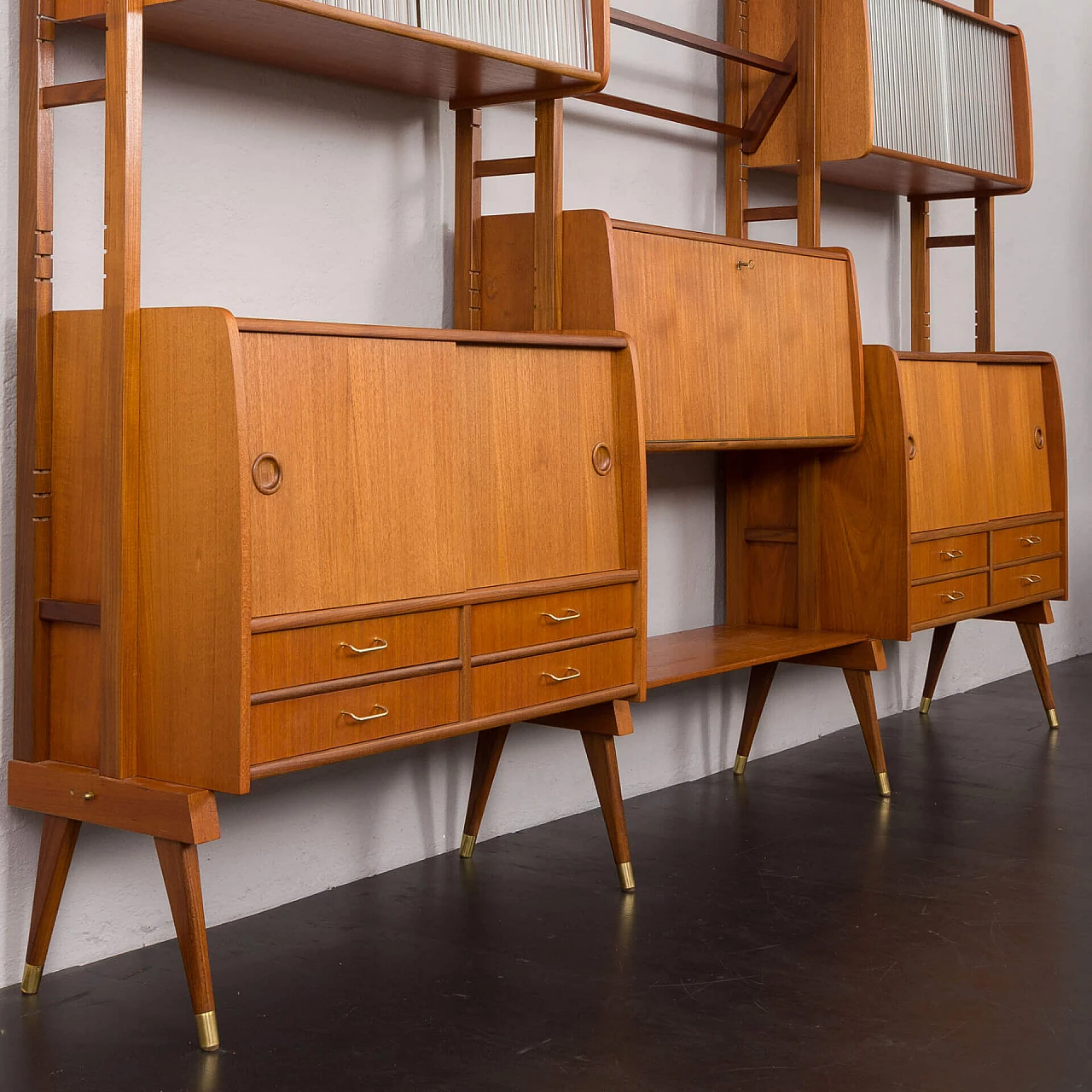 Libreria scandinava a tre campate in teak con scrivania e scaffali, anni '60 18