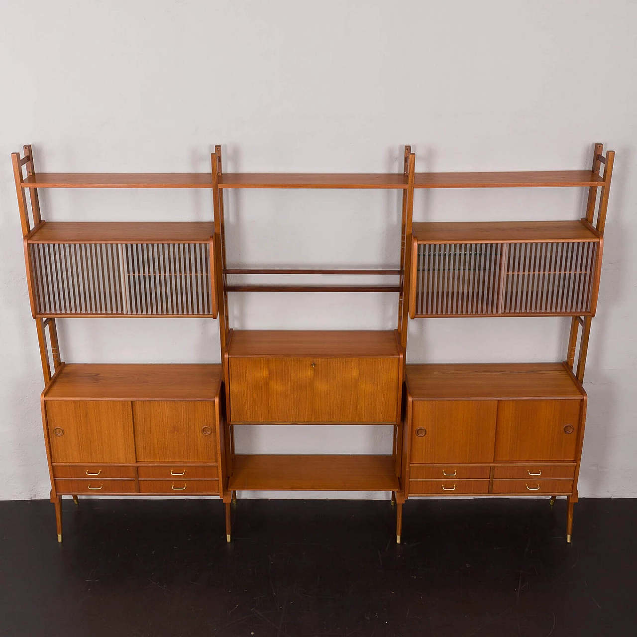 Libreria scandinava a tre campate in teak con scrivania e scaffali, anni '60 19