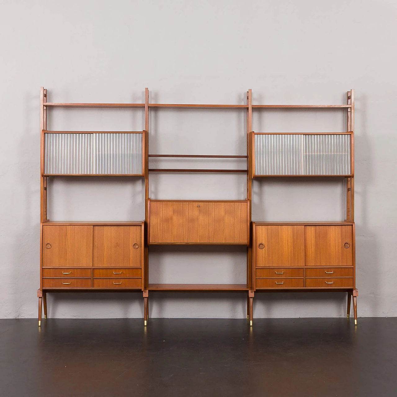 Libreria scandinava a tre campate in teak con scrivania e scaffali, anni '60 20