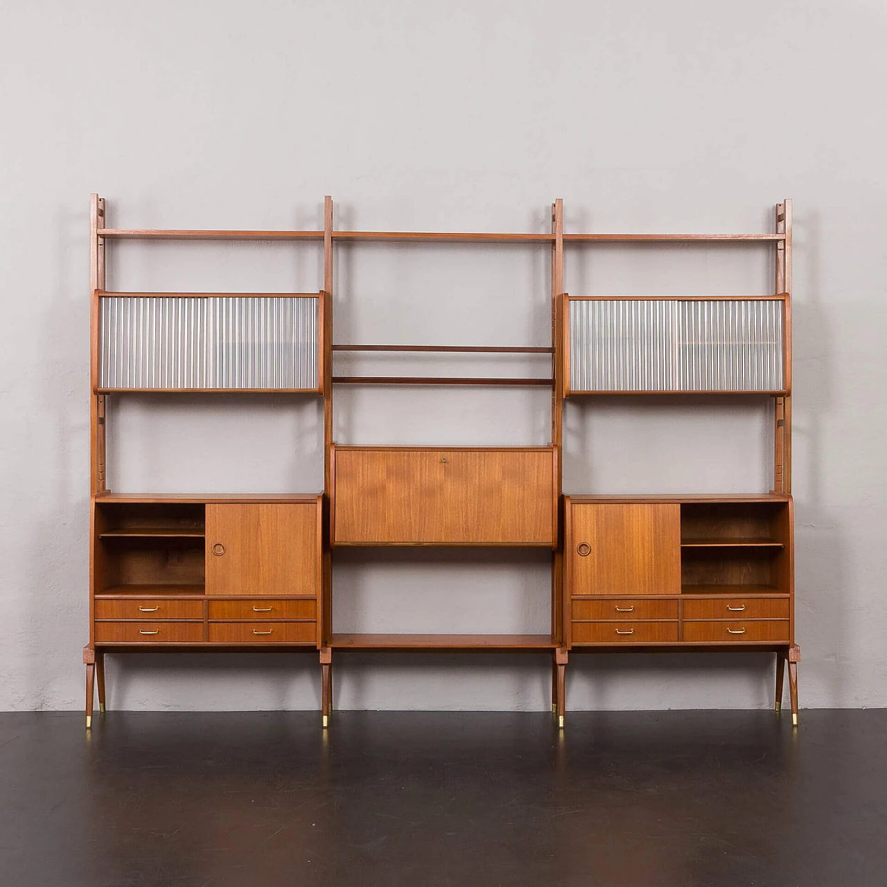 Libreria scandinava a tre campate in teak con scrivania e scaffali, anni '60 22