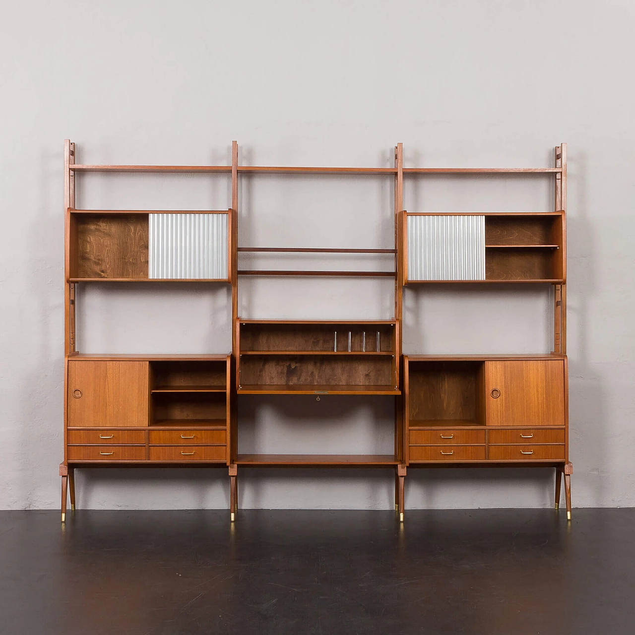 Libreria scandinava a tre campate in teak con scrivania e scaffali, anni '60 23