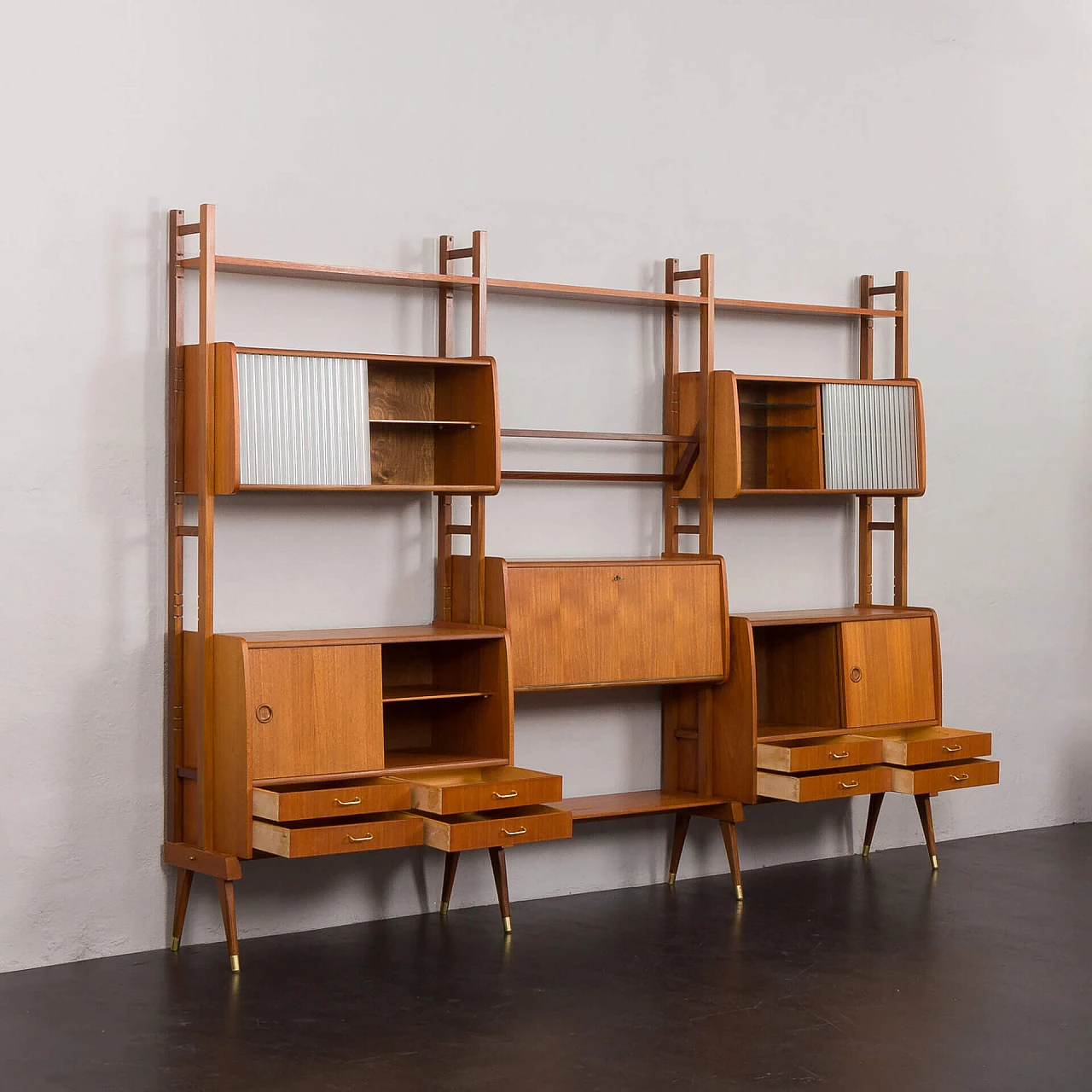 Libreria scandinava a tre campate in teak con scrivania e scaffali, anni '60 24